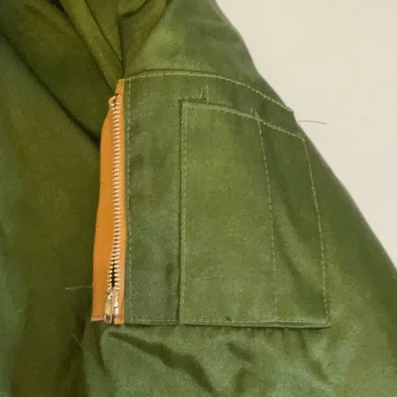 Timber King green large jacket. Has some wear but still a lot of use. Small snag - Picture 5 of 11